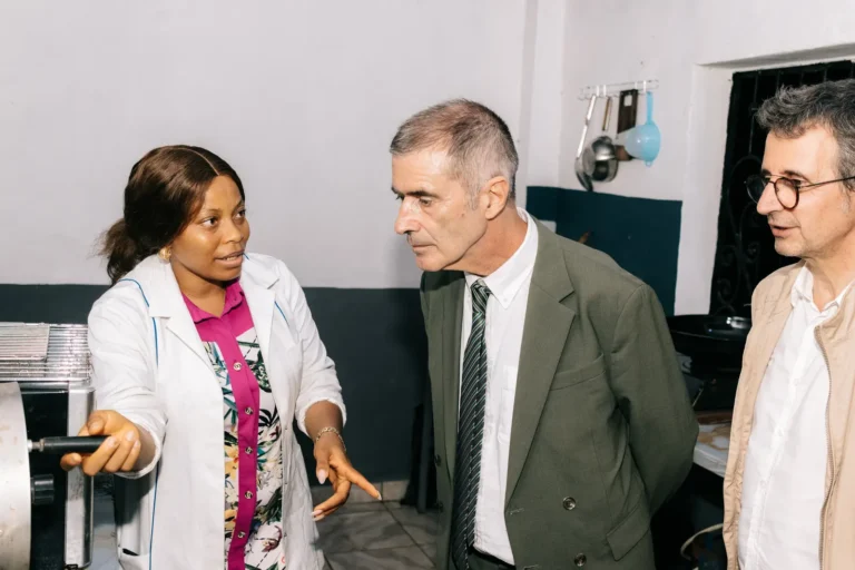A staff member explains a process to the French Embassy consular delegation