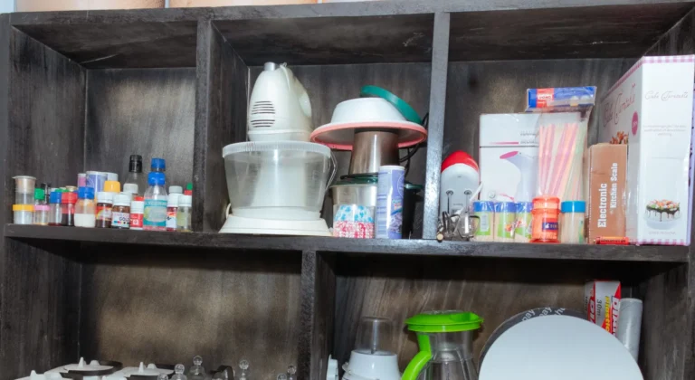 Kitchen shelving in the Praïs kitchen with a mixer, a blender and utensils